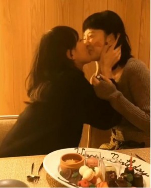 【エンタがビタミン♪】戸田恵梨香が“リップべったり”キスのプレゼント　はじめてのチュウに「羨ましい～」