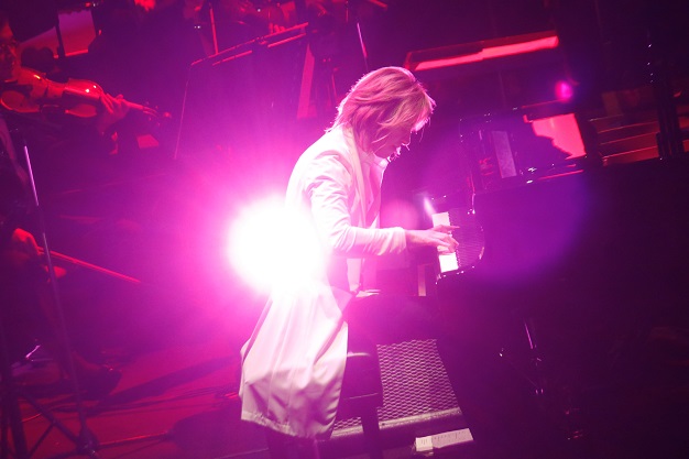 『YOSHIKI CLASSICAL SPECIAL WORLD TOUR 第二弾』よりピアノを弾くYOSHIKI