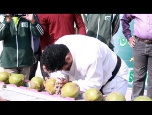 【海外発！Breaking News】1分間に43個のココナッツを頭でかち割る！　パキスタンの男性『ギネス世界記録』に＜動画あり＞