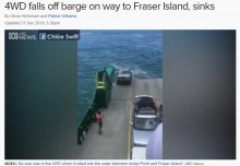 【海外発！Breaking News】パーキングブレーキは？　島に向かう“はしけ”から車が海に転落（豪）