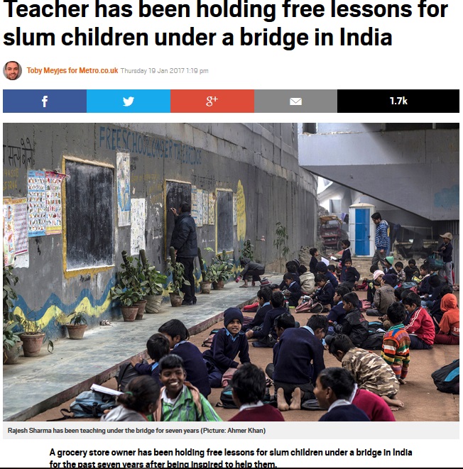高架橋の下でスラム街の子供たちに勉強を教える男性（出典：http://metro.co.uk）