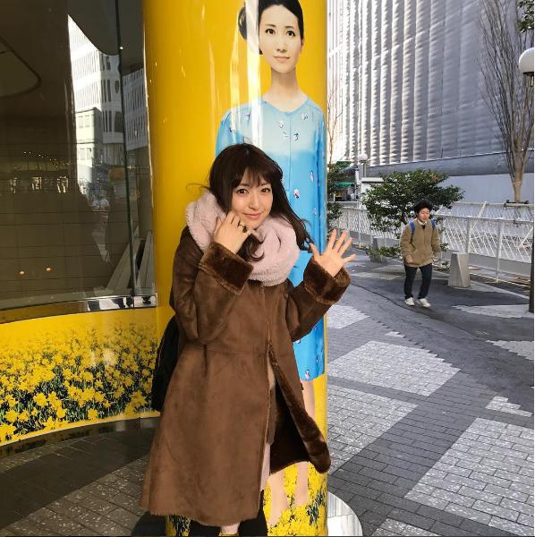 神田沙也加と柱に描かれた夢咲ねね（出典：https://www.instagram.com/sayakakanda）