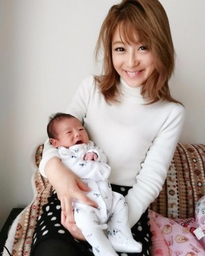 【エンタがビタミン♪】鈴木奈々、新生児を抱いて「母性本能が湧きました」　ママタレの道も視野に？