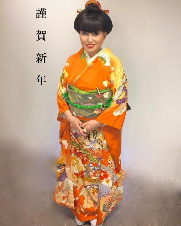 新年に明るい着物で挨拶した黒柳徹子（出典：https://www.instagram.com/tetsukokuroyanagi）