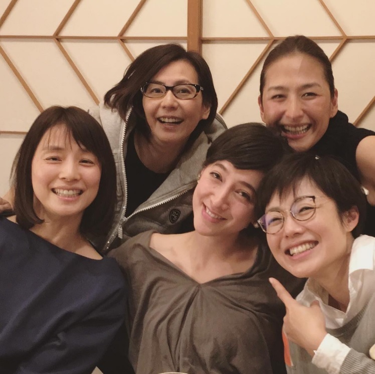 はじけるような笑顔が素敵な5人（出典：https://www.instagram.com/yuriyuri1003）