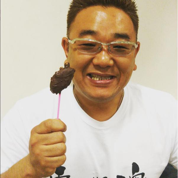 “心臓”チョコを手に微笑むサンド伊達（出典：https://www.instagram.com/toriimiyukitorii）