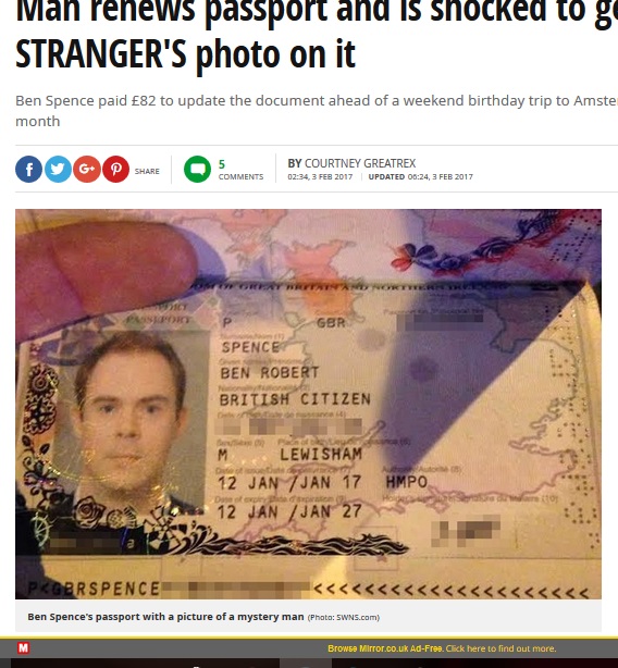 パスポートを手にしたものの、友人が「これ、お前じゃないよ！」（出典：http://www.mirror.co.uk）