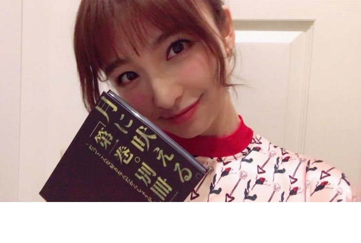 CDを手に微笑む篠田麻里子（出典：https://www.instagram.com/shinodamariko3）