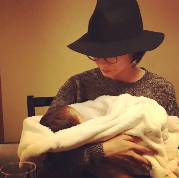 赤ちゃんを抱く柴咲コウ（出典：https://www.instagram.com/ko_shibasaki）