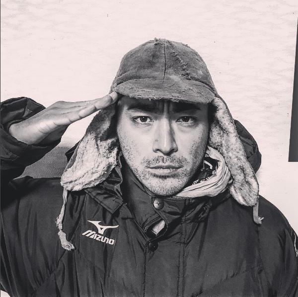 飛行帽姿の山田孝之（出典：https://www.instagram.com/takayukiyamadaphoto）