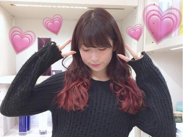 バレンタインっぽい髪色にした吉田朱里（出典：https://www.instagram.com/_yoshida_akari）