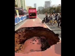 【海外発！Breaking News】中国・南寧市で道路が大きく陥没　路線バス危うく飲み込まれそうに＜動画あり＞