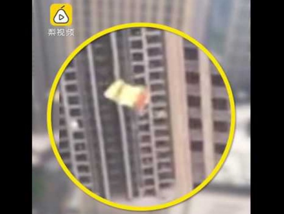 広州市で男が41階建てのビル屋上から飛び降りるも無事（出典：https://www.youtube.com）