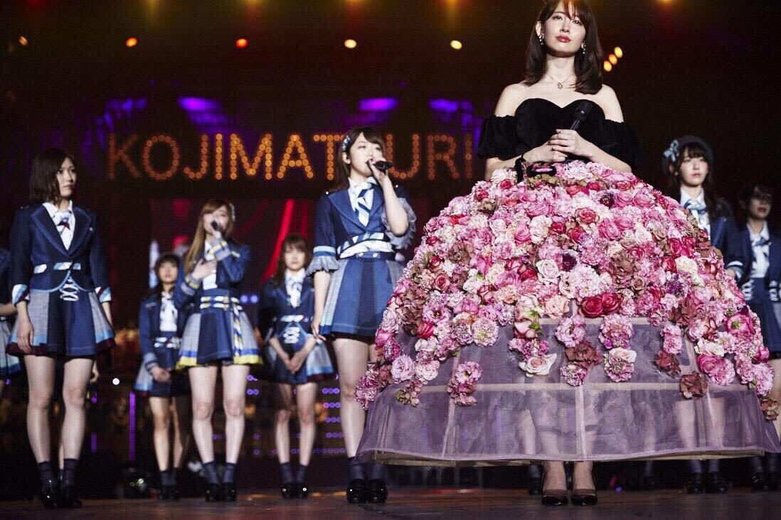 生花による“この日限り”のドレスを着た小嶋陽菜（出典：http://ameblo.jp/harunakojima-official）