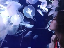 【エンタがビタミン♪】大島優子、クラゲに見入るめがね姿が幻想的　峯岸みなみと水族館デート