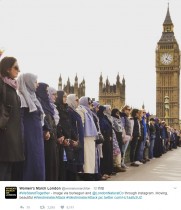 【海外発！Breaking News】英・テロ現場に追悼のムスリム女性集結　「私たちにも心はあります」