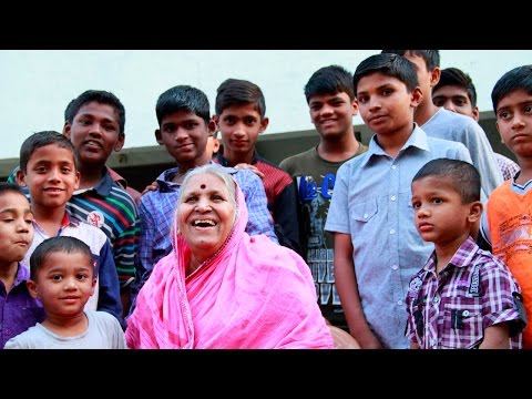 1400人超の孤児を育ててきたインド女性（出典：https://www.youtube.com）
