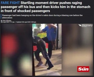 【海外発！Breaking News】バス運転手が乱暴な乗客を引きずり下ろして激しく暴行　動画も流出！（英）