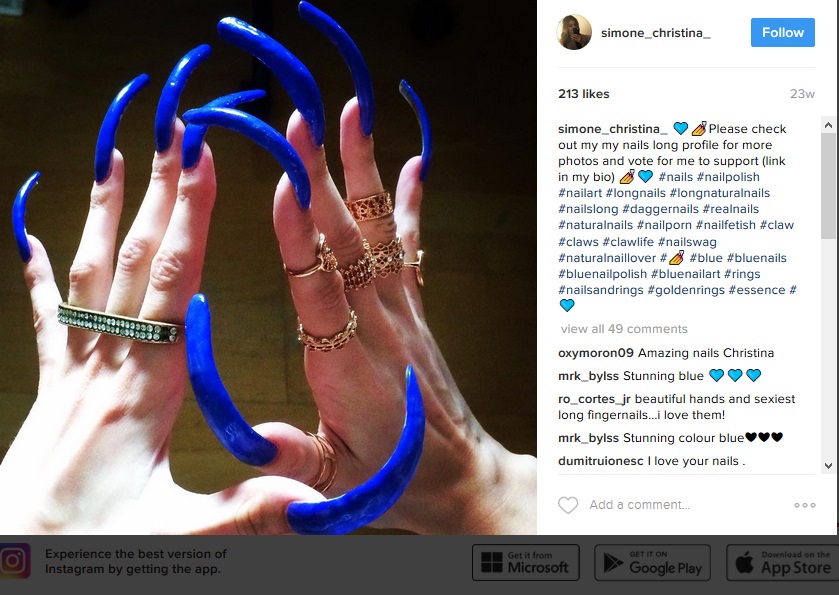 「長い爪はもう自分の一部」と女子学生（出典：https://www.instagram.com/simone_christina_）