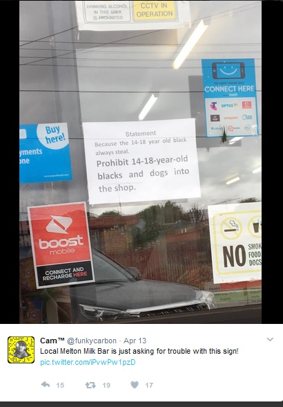 「14歳～18歳の黒人グループと犬は入店禁止」の貼り紙をした雑貨店（出典：https://twitter.com/funkycarbon）
