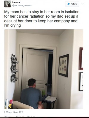 【海外発！Breaking News】がん治療中の母をドアの外から優しく見守る父、娘は涙（米）