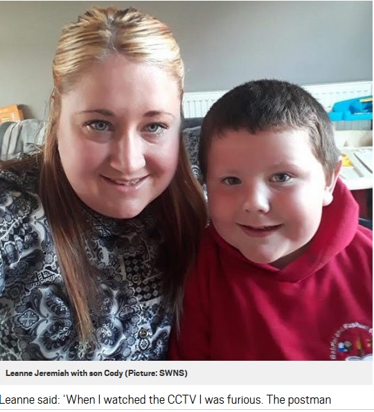 怒りの母親と水鉄砲を奪われた5歳児（出典；http://metro.co.uk）