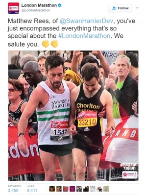 【海外発！Breaking News】ゴールまで300m　ロンドンマラソンで自分のレースを諦め、他の走者を助けたランナー