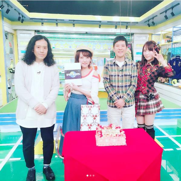 誕生日を祝福されるたかみな（左から2人目）と新メンバー・高橋朱里：右（出典：https://www.instagram.com/taka37_chan）