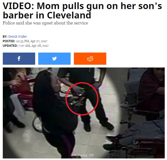 理容師に「遅い」と銃口を向けた母親（出典：http://www.news5cleveland.com）