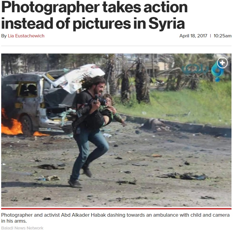 少年の人命救助のためにカメラマン走る（出典：http://nypost.com）