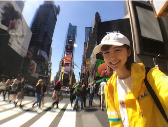 タイムズスクエアで自撮りする篠田麻里子（出典：https://www.instagram.com/shinodamariko3）