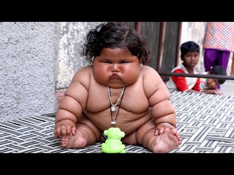 生後8か月にして4歳児の体重を持つインドの女児（出典：https://www.youtube.com）