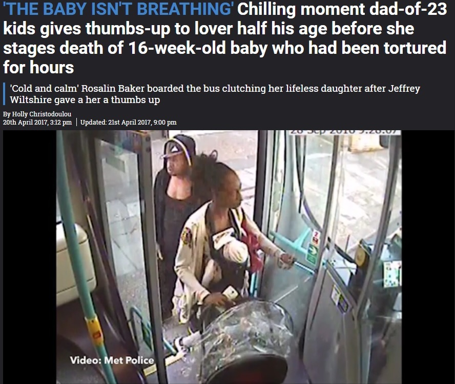 既に死亡した娘を抱え、バスに乗る母親（出典：https://www.thesun.co.uk）