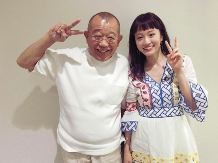 笑福亭鶴瓶と前田敦子（出典：https://www.instagram.com/atsuko_maeda_official）
