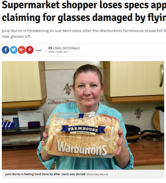 「落ちてきたパンで眼鏡が壊れた」と主張する女性（出典：http://www.dailyrecord.co.uk）