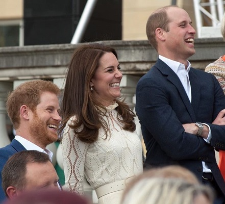 笑顔のヘンリー王子、キャサリン妃、ウィリアム王子（出典：https://www.instagram.com/kensingtonroyal）