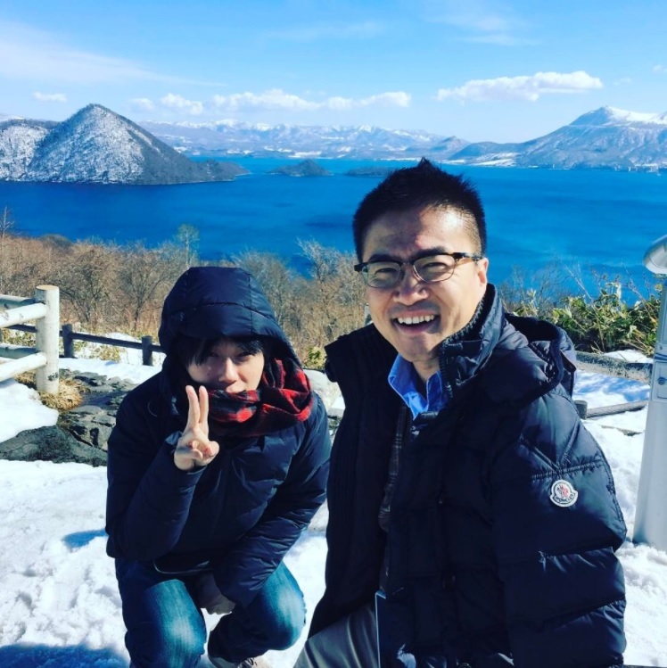 洞爺湖での古市憲寿氏と乙武洋匡氏（出典：https://www.instagram.com/poe1985）