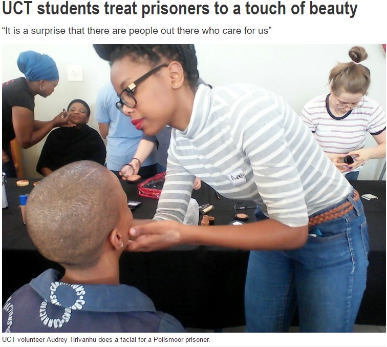 受刑者らにメイクアップする大学生（出典：http://www.groundup.org.za）