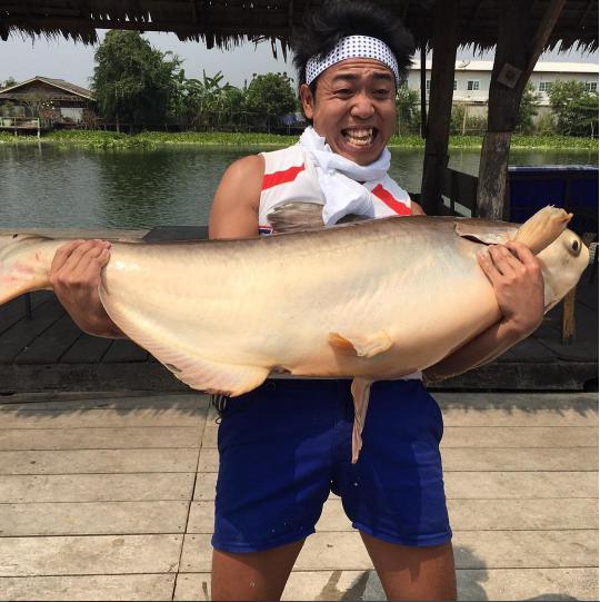 タイで巨大魚を釣ったサンシャイン池崎（出典：https://www.instagram.com/chikyu_fishing）