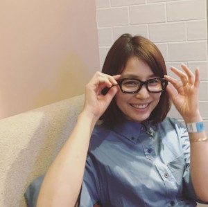 【エンタがビタミン♪】石田ゆり子、スガシカオの眼鏡をかけて“超絶可愛い”メガネ女子に