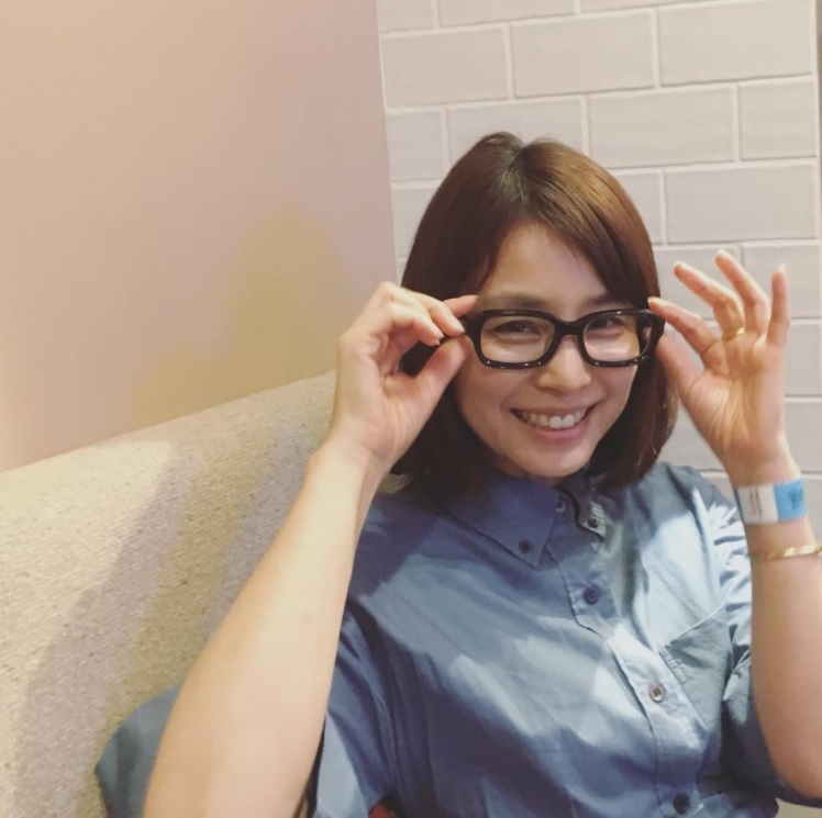 「スガさんの眼鏡をかけさせてもらいました」（出典：https://www.instagram.com/yuriyuri1003）