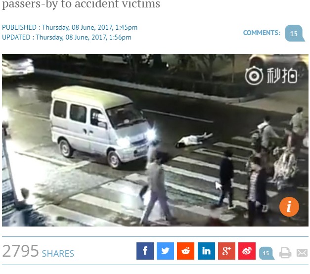 車に轢かれた女性に無関心の通行人ら（画像は『South China Morning Post　2017年6月8日付「Outcry after Chinese woman hit by car, ignored, run over again」』のスクリーンショット）