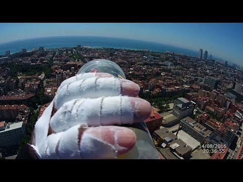 バルセロナの高層ホテルを登り切った男性（画像は『Alain ROBERT 2017年6月13日公開 YouTube「the french spiderman climb Sky Melia Barcelona」』のサムネイル）