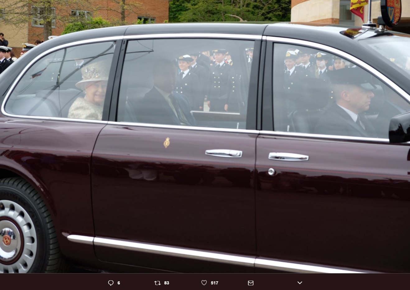 エリザベス女王、シートベルトを装着せず（画像は『The Royal Family 2017年5月9日付Twitter「After the parade, ＠PangColl gave The Queen and The Duke three cheers before they departed.」』のスクリーンショット）