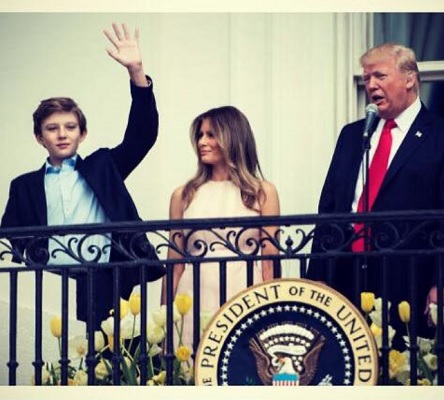 バロン君も今回のスキャンダルに大ショック（画像は『First Lady Melania Trump 2017年4月18日付Facebook「Our family truly enjoyed hosting today's EasterEggRoll.」』のスクリーンショット）