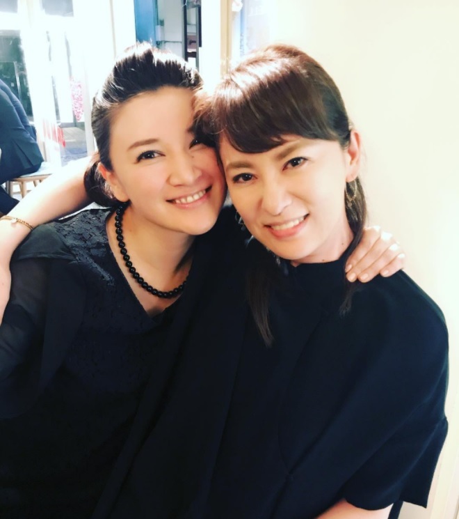 島崎和歌子と鈴木砂羽（画像は『鈴木砂羽 2017年6月10日付Instagram』のスクリーンショット）