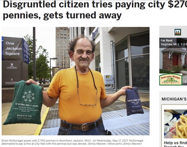 罰金27ドルを1セント2,700枚で支払おうとした男性（画像は『MLive.com　2017年6月6日付「Disgruntled citizen tries paying city ＄270 fine in pennies, gets turned away」（Emily Mesner | Mlive.com）』のスクリーンショット）