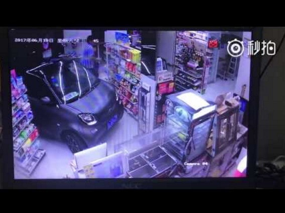 車に乗ったままコンビニで買い物をした男（画像は『People's Daily, China 2017年6月13日公開 YouTube「Shocking CCTV footage shows man drove his car into convenience store only to save time from parking」』のサムネイル）