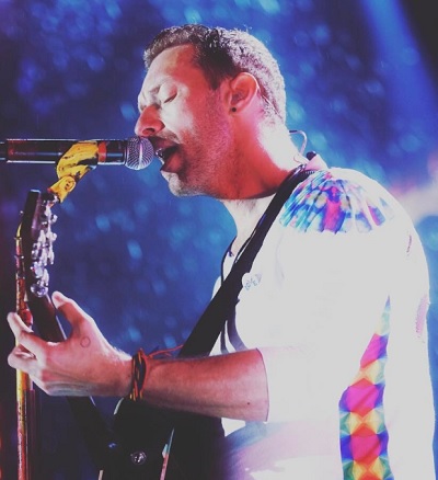 ギャラガー兄弟の顔を立てたクリス・マーティン（画像は『Coldplay 2017年4月11日付Instagram「What rain? R42」』のスクリーンショット）