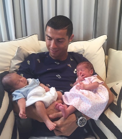 双子を抱くロナウド（画像は『Cristiano Ronaldo 2017年6月30日付Instagram「So happy to be able to hold the two new loves of my life」』のスクリーンショット）